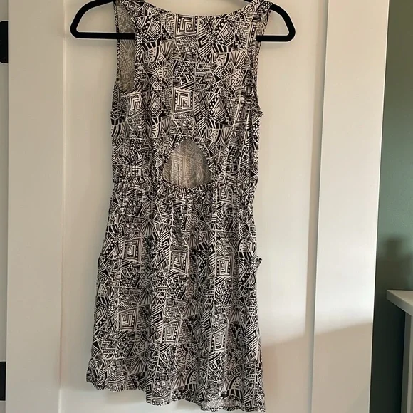 Patterned Mini Dress with Pockets - Picture 4 of 5